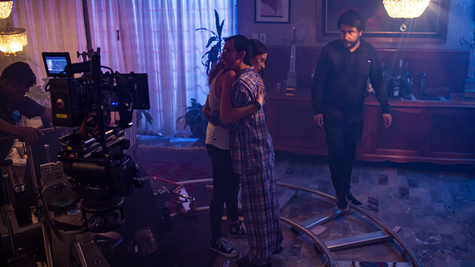 Rodaje de una escena del cortometraje de Hugo Fernández ‘Mantis’ con los dos protagonistas abrazados, Alejandra Guilmant y Emmanuel Lapin.