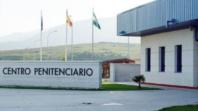 El acceso a la cárcel de Botafuegos, en Algeciras