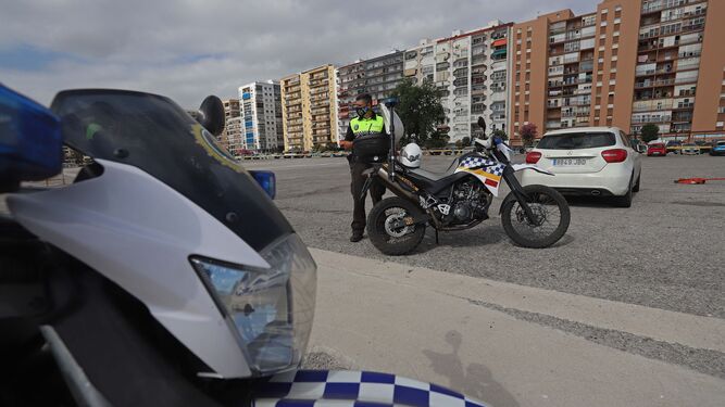 Un policía local, en el Llano Amarillo de Algeciras.