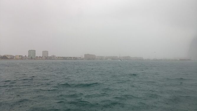 El litoral de Poniente linense, visto desde el mar en plena tormenta