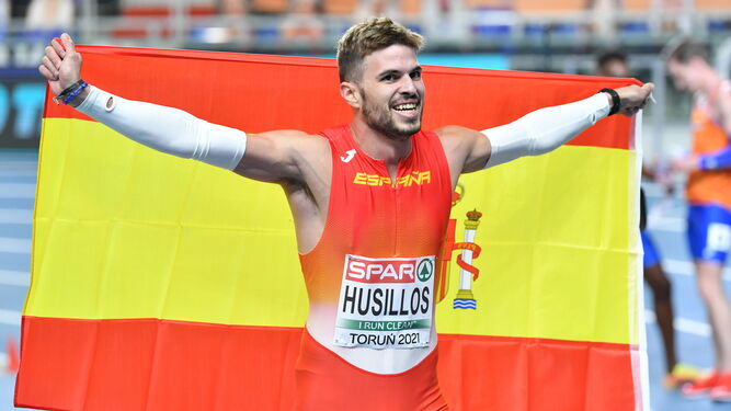 Husillos,con la bandera de España tras ganar la prueba de 400 metros