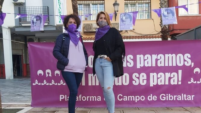Luisa Espada y Zuleica Molina, en el Punto Violeta de La Línea.