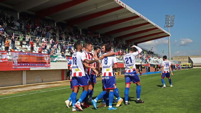 Los jugadores del Algeciras festejan un gol ante Las Palmas Atlético.