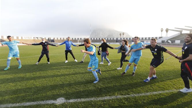 Los jugadores del Algeciras celebran el ascenso en el Municipal de La Línea.
