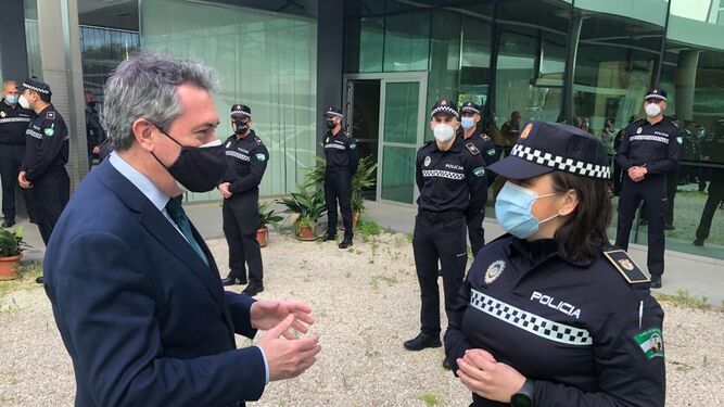 Juan Espadas charla con una de las nuevas policías que se incorpora a Sevilla.