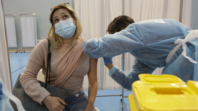 Una profesora recibe la vacuna en las instalaciones universitarias de Los Bermejales.