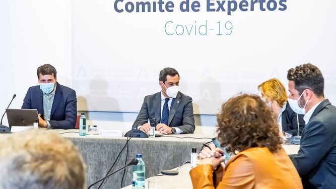 Juanma Moreno preside un comité de expertos Covid-19 celebrado con anterioridad.