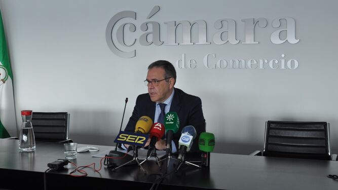 Carlos Fenoy, presidente de la Cámara de Comercio del Campo de Gibraltar, en rueda de prensa