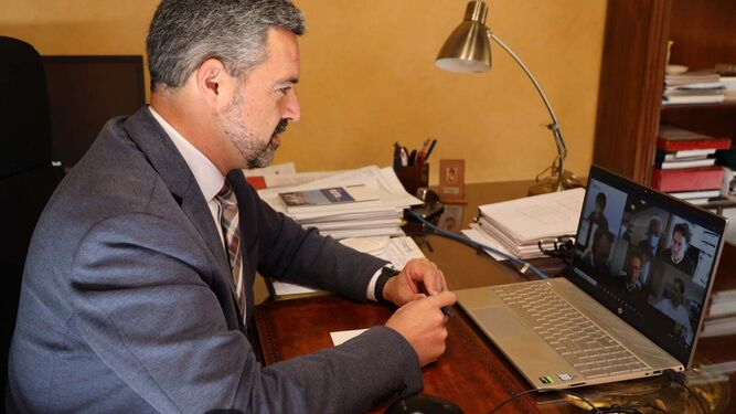 El alcalde de Rota, Javier Ruiz, durante la reunión telemática de la Red Española de Ciudades Inteligentes.