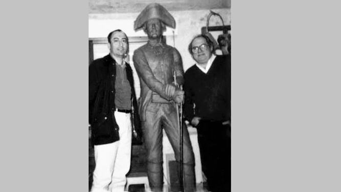 El escultor Gómez de Avellaneda y el autor (i), junto al Escopetero de Getares.