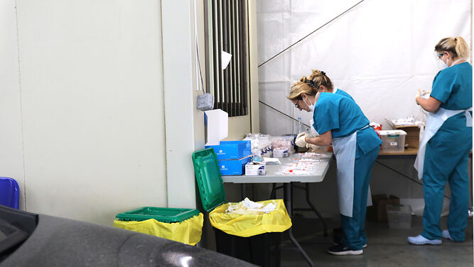 Varias enfermeras preparan test para detectar el coronavirus.