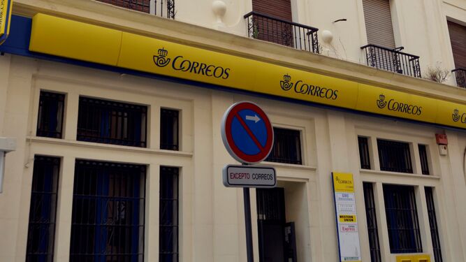 Fachada del edificio de Correos de la calle Radio Algeciras.