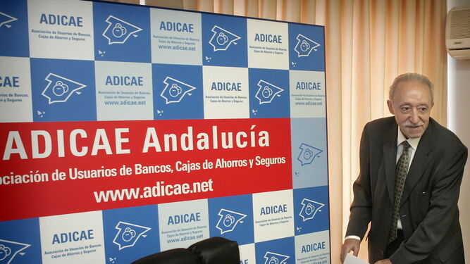 El presidente de Adicae, Manuel Pardos, durante una rueda de prensa.