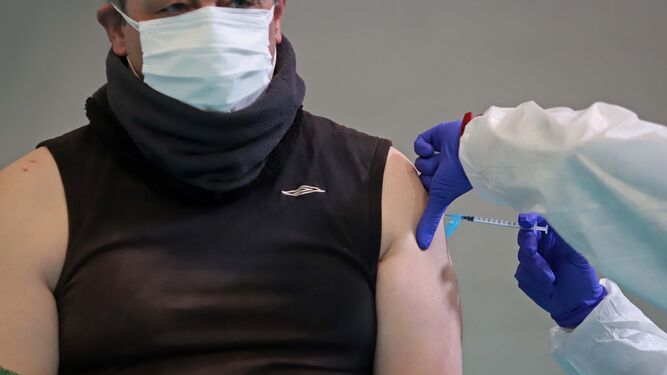 Vacunación de un hombre en Algeciras.