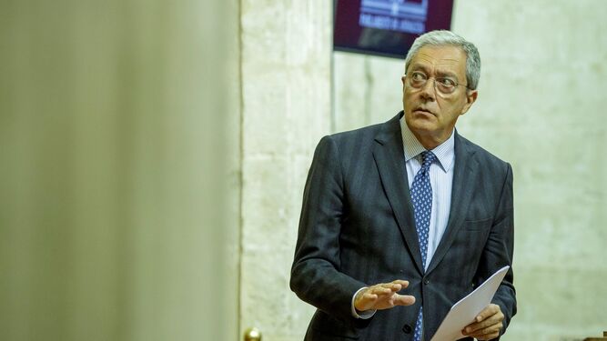 Rogelio Velasco, ayer, en el Parlamento de Andalucía, contesta a las preguntas de la sesión de control.