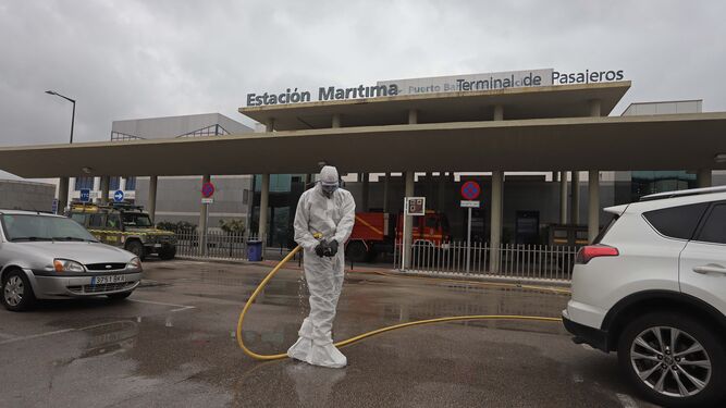 Desinfección en la Estación Marítima de Algeciras en marzo de 2020.