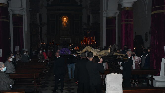El Vía Crucis celebrado en el interior de la iglesia de Santa María la Coronada.