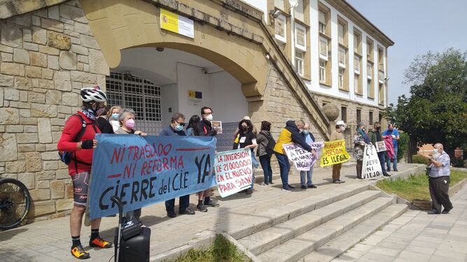 La concentración de CIEs No a las puertas del centro de Algeciras, este sábado.