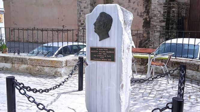 El monumento de homenaje al pintor tarifeño Agustín Segura.