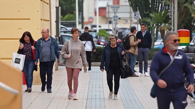 Varias personas caminan por Gibraltar sin mascarillas.