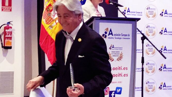 Mario Velarde tras recoger el premio.