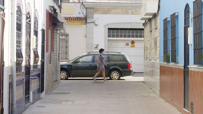 Una mujer pasea con su mascarilla en La Línea.