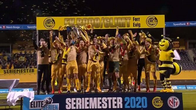 Jugadores y técnicos del Bodo Glim celebran su título de campeón de la liga noruega