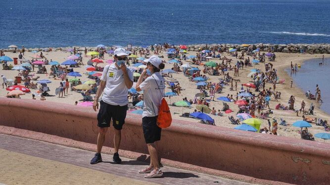 Dos vigilantes de la Junta en la playa de Santa María de Cádiz