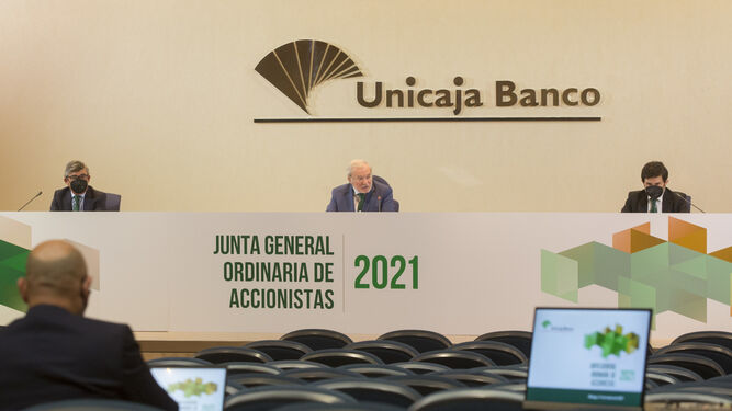 Manuel Azuaga (centro) durante la Junta General Ordinaria de Accionistas de Unicaja Banco.
