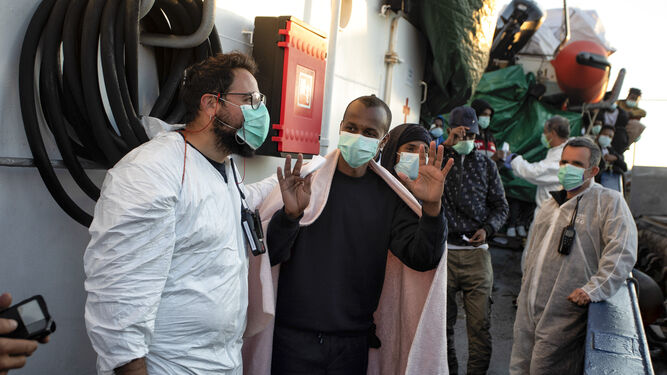 Roberto Calvo (a la izquierda) junto a uno de los migrantes rescatados por el 'Aita Mari' durante el desembarco en el puerto de Augusta (Sicilia)./ U. B.