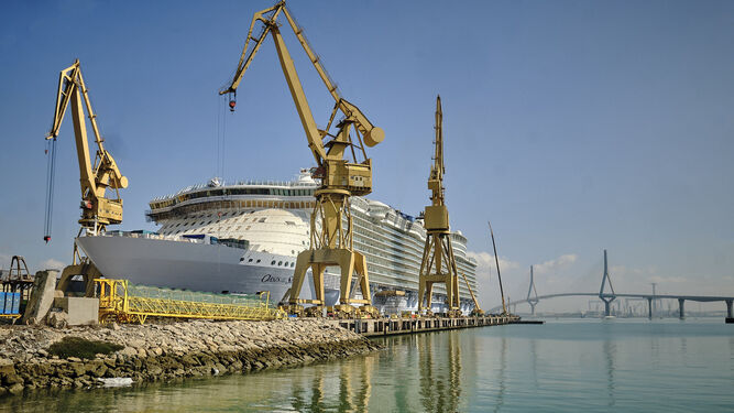 El 'Oasis of the Seas', crucero de Royal Caribbean, durante una varada en el astillero de Navantia Cádiz.