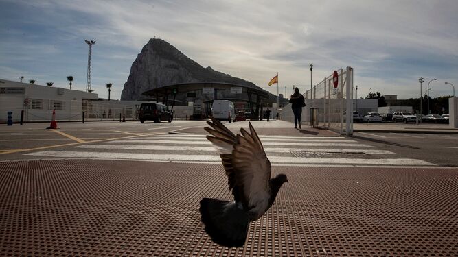 El Peñón de Gibraltar, desde las inmediaciones de la aduana con España.