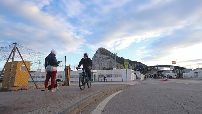 Un ciclista en las inmediaciones de la frontera entre España y Gibraltar.