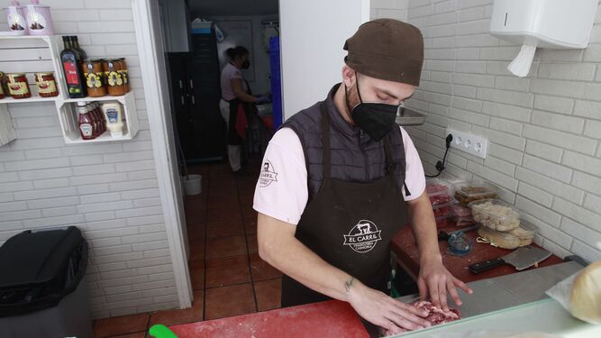 Una persona atiende en una carnicería de Algeciras.