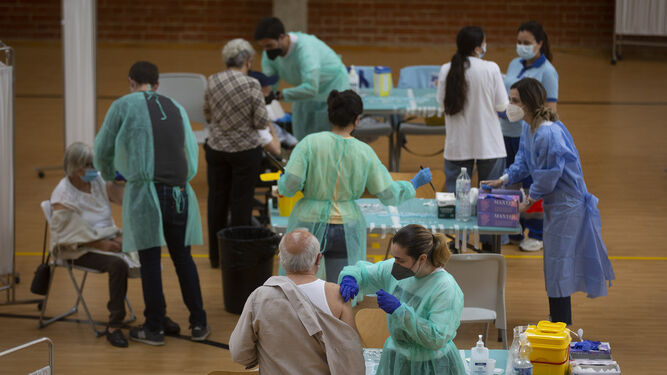 Las enfermeras inyectan la vacuna a los citados en el campus Ramón y Cajal de la Universidad de Sevilla.