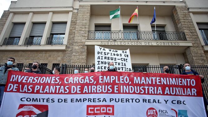 Protesta de los trabajadores de Airbus Puerto Real ante la Subdelegación del Gobierno.
