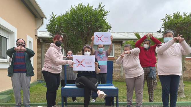 Usuarios de Asansull, en apoyo a la campaña por la X solidaria.