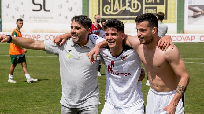 Emilio Fajardo celebra la permanencia con dos jugadores.