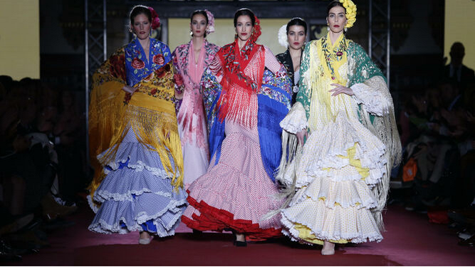 Mantones de Juan Foronda y vestidos de Rafa Díaz, vistos en We Love Flamenco 2020.