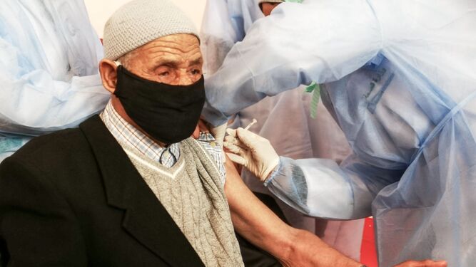 Un hombre recibe una vacuna en la ciudad de Salé (Marruecos).