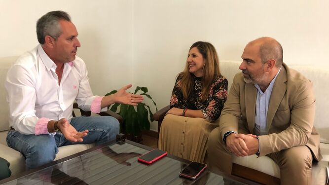 Irene García, visitando a finales de 2019 al alcalde de Torre Alháquime, Pedro Barroso, uno de sus asesores 'invisibles'.
