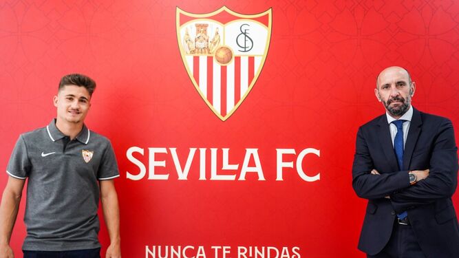 Iván Romero y Monchi, en el anuncio de la renovación del delantero del Sevilla Atlético