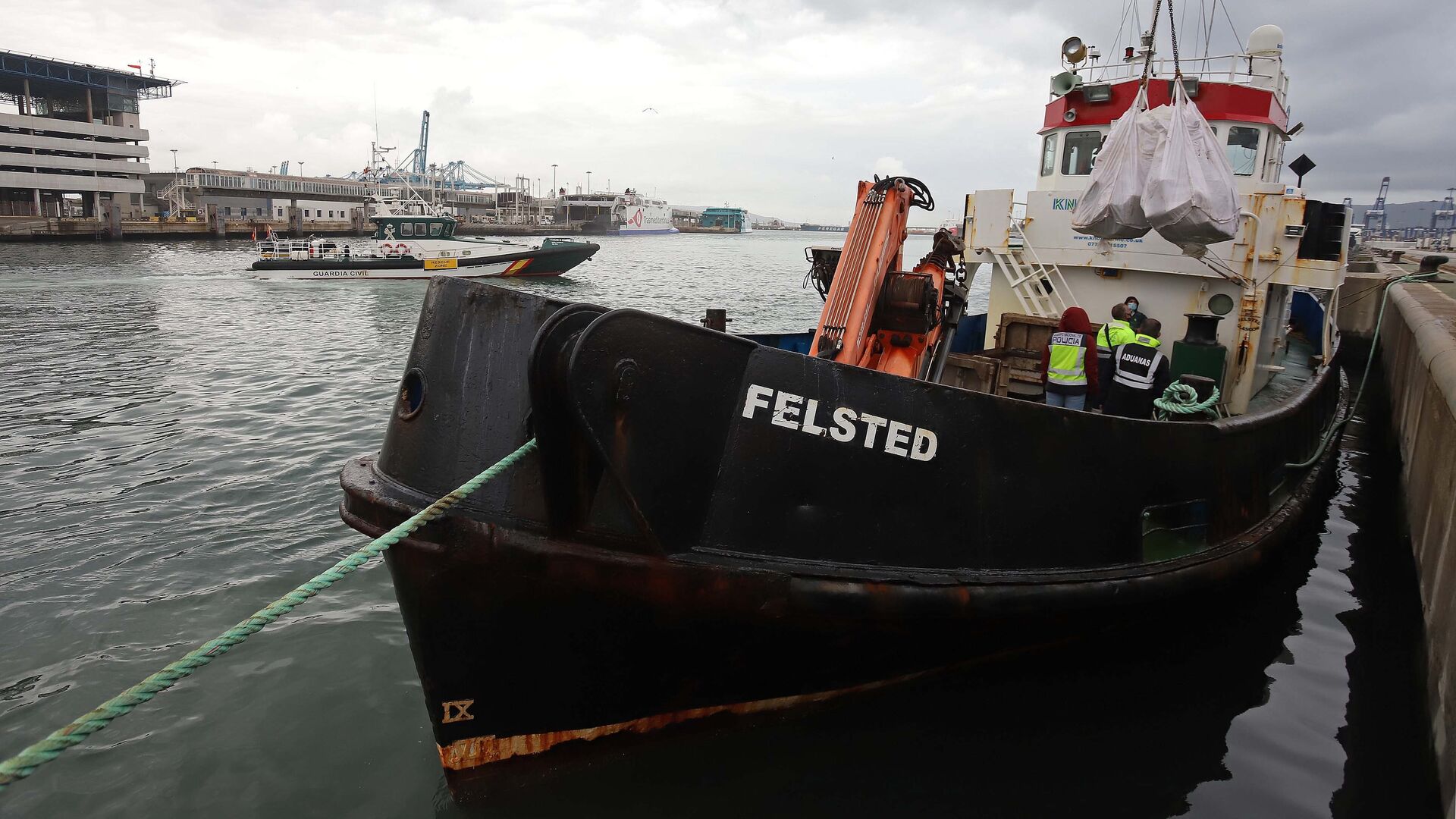 Fotos de la intervenci&oacute;n de hach&iacute;s en el remolcador 'Felsted' en el puerto de Algeciras
