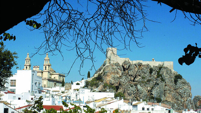 Una perspectiva de la localidad serrana de Olvera, con la iglesia y el castillo.