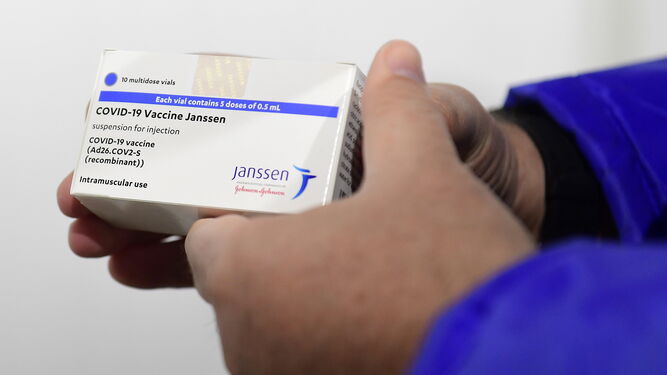 Un farmacéutico muestra una caja de la vacuna Janssen.