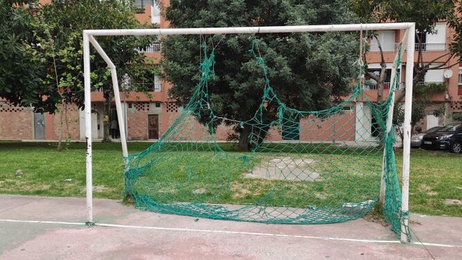 Una portería en mal estado en un parque de Algeciras.