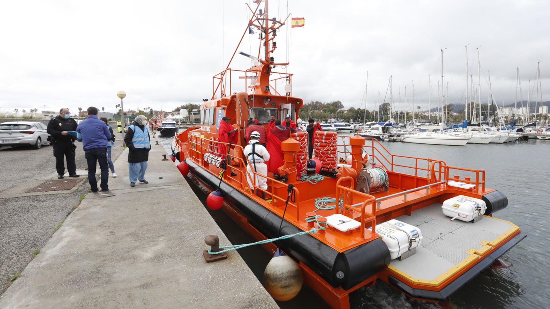 Las fotos de la llegada al puerto de Algeciras de Salvamento Mar&iacute;timo con ocho migrantes rescatados