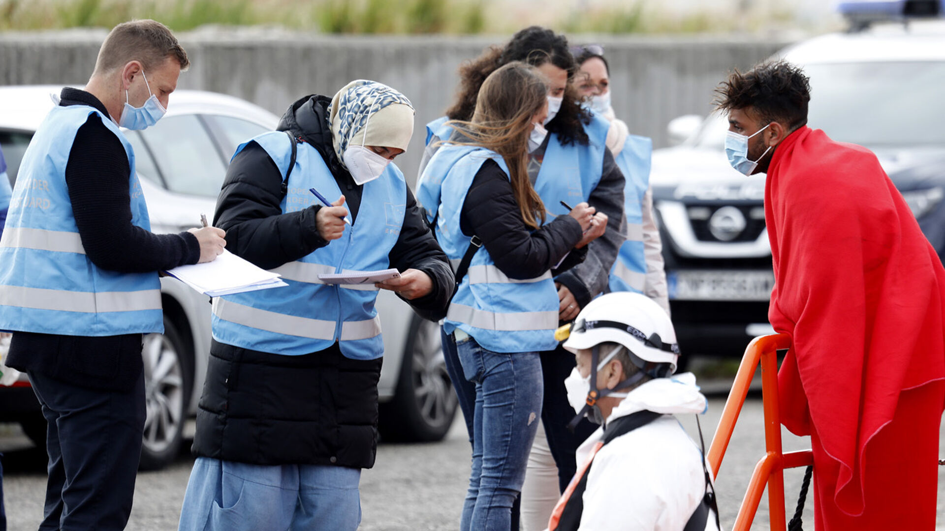 Las fotos de la llegada al puerto de Algeciras de Salvamento Mar&iacute;timo con ocho migrantes rescatados