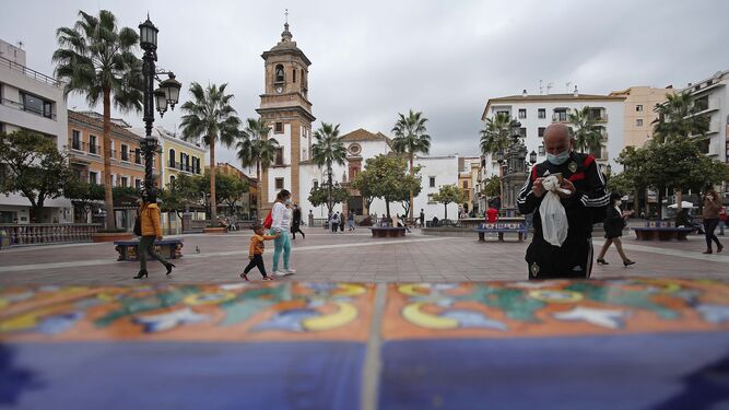 Ciudadanos con mascarillas en la Plaza Alta de Algeciras.