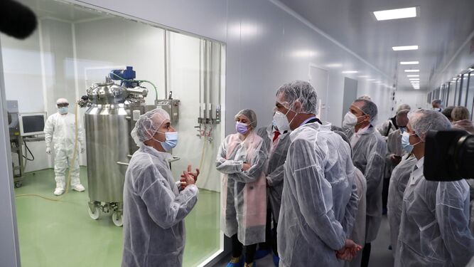 El presidente del Gobierno, Pedro Sánchez, visitando este viernes la multinacional farmacéutica española Hipra, en Gerona.